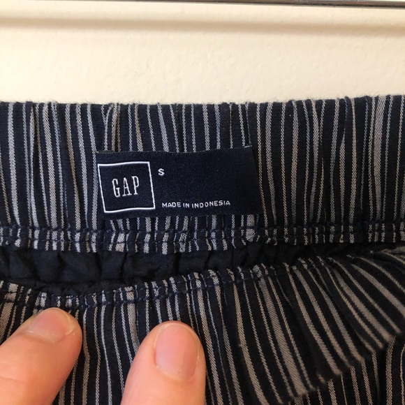 Gap- Navy with white stripe skirt with pockets - Picture 3 of 3